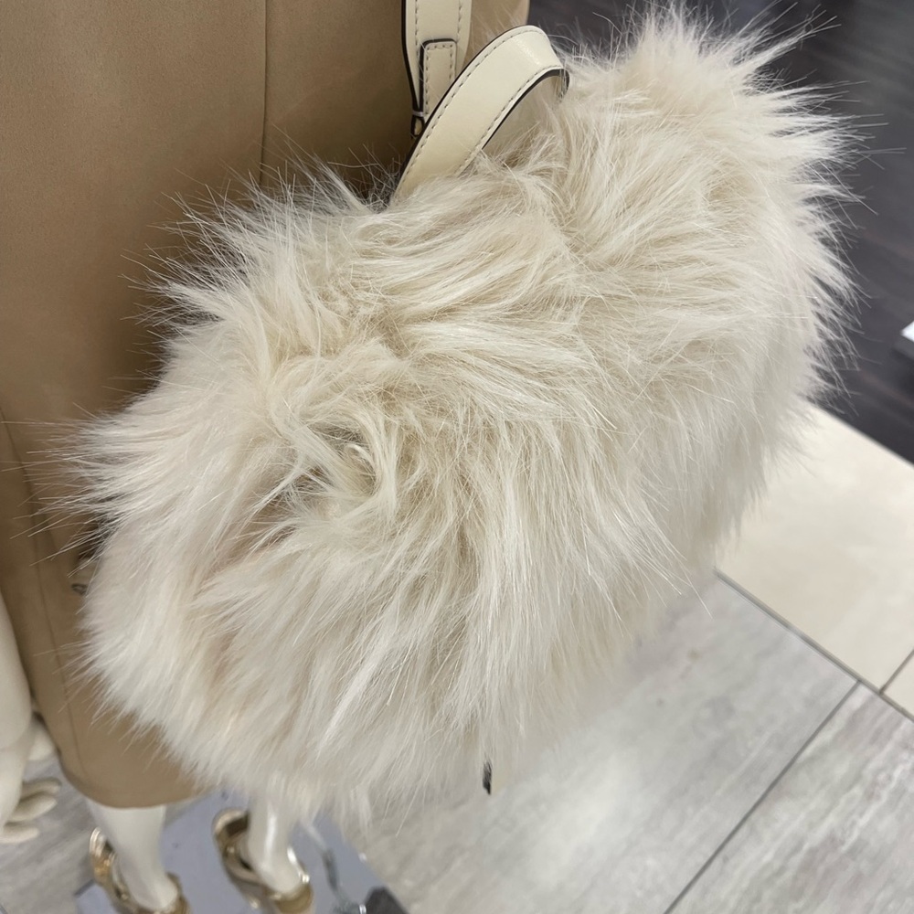 MICHAEL KORS Quinn Medium Flap Faux Fur Backpack
Natural 
NWT 

Live Style - Picture 9 of 16